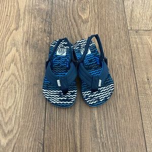 LIKE NEW Reef Flip Flops